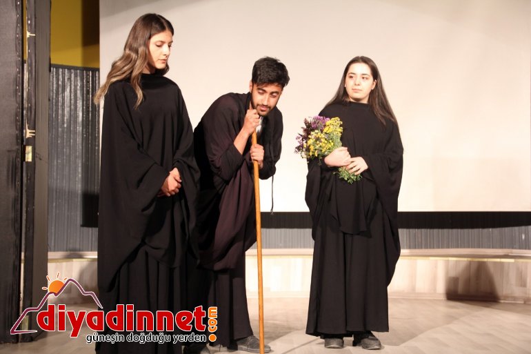 Ağrı da sahnelenen tiyatro oyununda şehit öğretmenler unutulmadı6