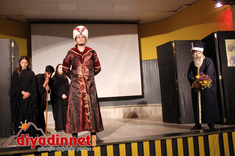 Ağrı da sahnelenen tiyatro oyununda şehit öğretmenler unutulmadı7