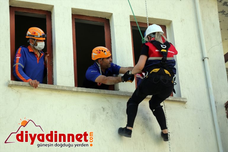 Ağrı'da gönüllü öğretmenler arama ve kurtarma tatbikatı yaptı