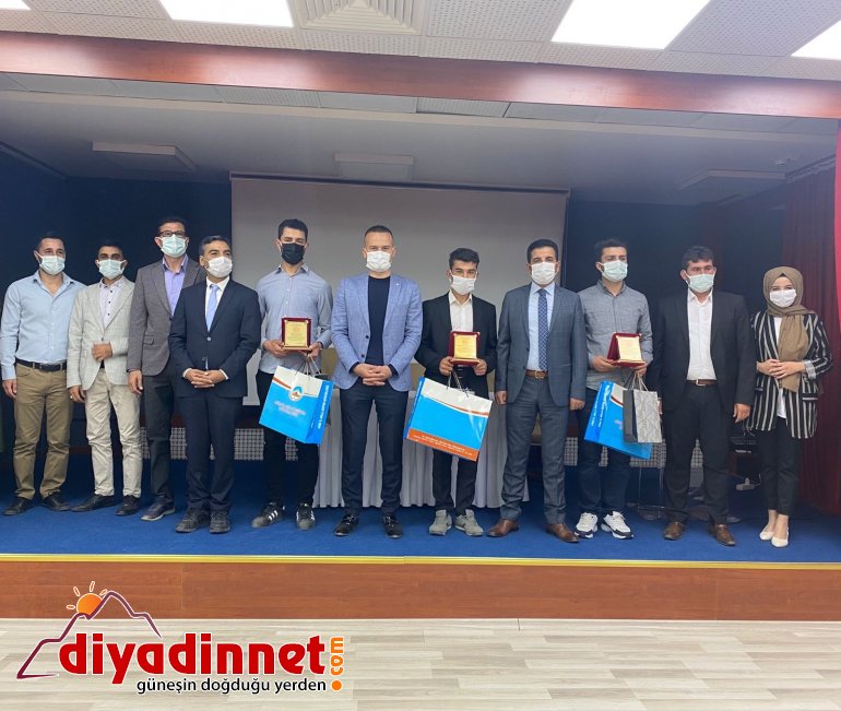 Ağrı Milli Eğitim Müdürü Tekin, dereceye giren öğrencilere ödüllerini verdi1