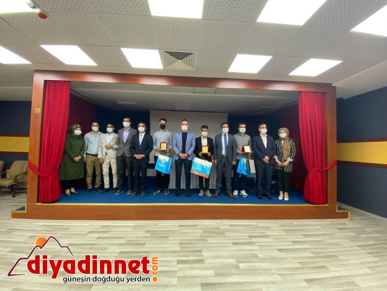 Ağrı Milli Eğitim Müdürü Tekin dereceye giren öğrencilere ödüllerini verdi2