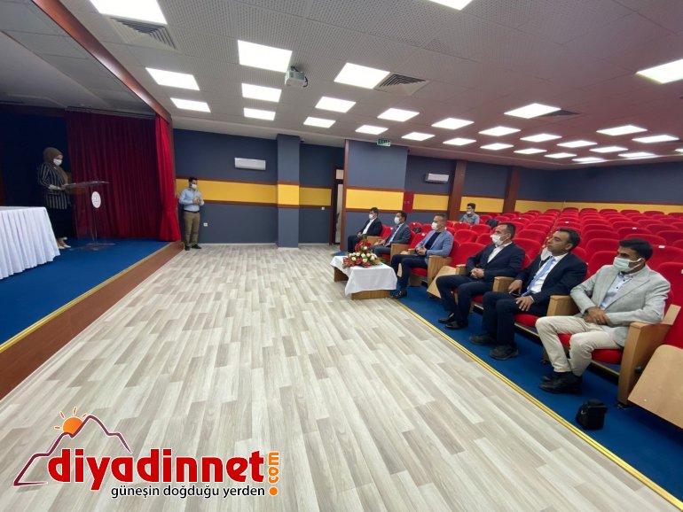 Ağrı Milli Eğitim Müdürü Tekin dereceye giren öğrencilere ödüllerini verdi3