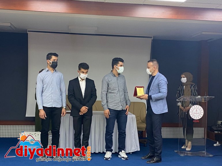 Ağrı Milli Eğitim Müdürü Tekin dereceye giren öğrencilere ödüllerini verdi4