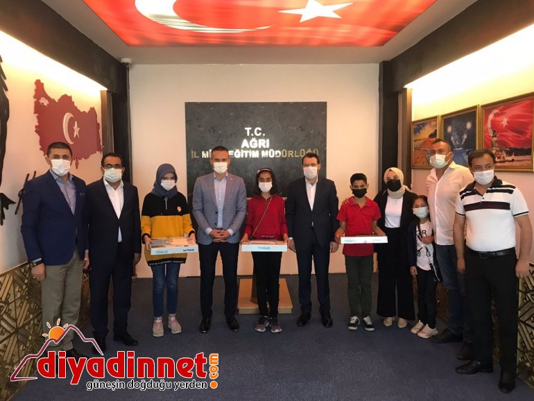 Ağrı Milli Eğitim Müdürü Tekin, yarışmalarda başarılı olan öğrencileri ödüllendirdi1