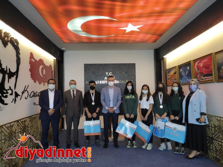 Ağrı Milli Eğitim Müdürü Tekin yarışmalarda başarılı olan öğrencileri ödüllendirdi2