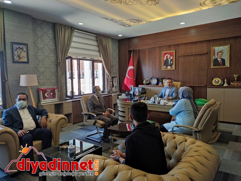 Ağrı Milli Eğitim Müdürü Tekin yarışmalarda başarılı olan öğrencileri ödüllendirdi3