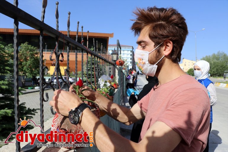 gönüllü pet gençlerin saksısına şişeler çiçek çöpten atık dönüştürülüyor topladıkları Ağrı
