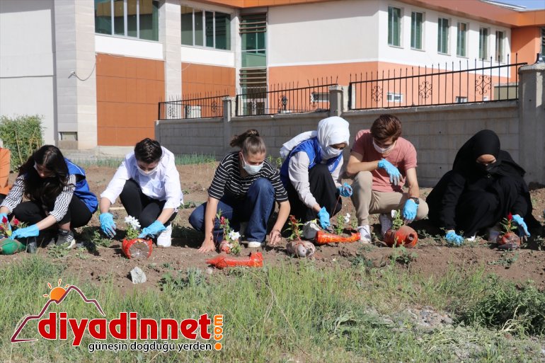 şişeler gençlerin gönüllü dönüştürülüyor çiçek saksısına çöpten pet topladıkları atık Ağrı