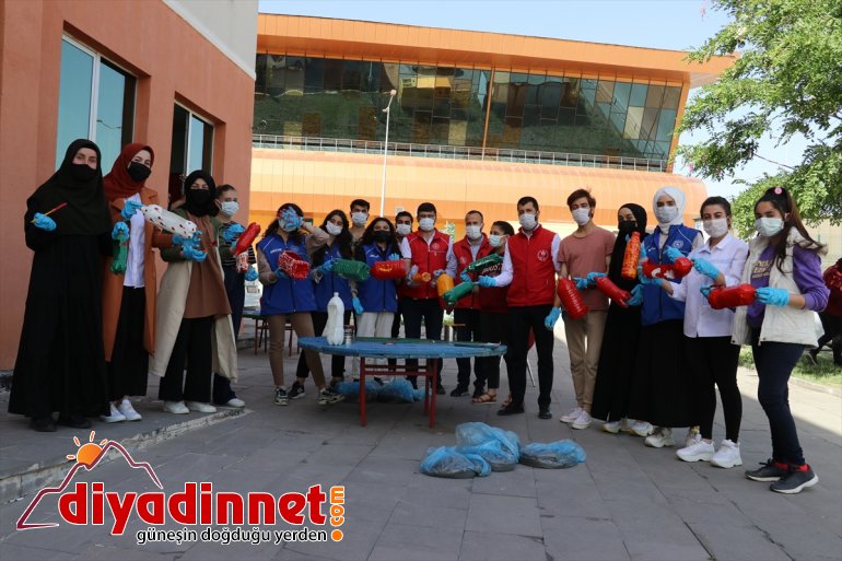 şişeler çiçek topladıkları dönüştürülüyor saksısına pet Ağrı