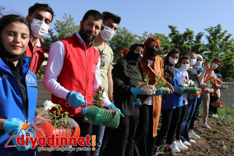 çiçek dönüştürülüyor gençlerin topladıkları gönüllü pet çöpten şişeler saksısına Ağrı