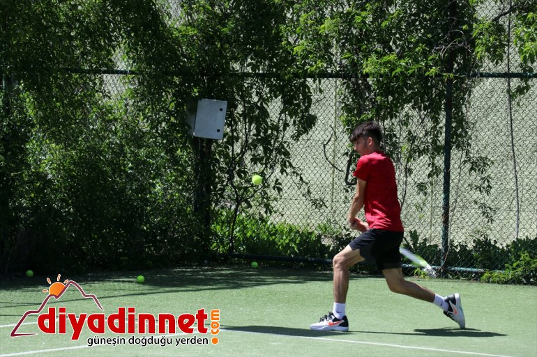 dalgalandırmak tenisçiler müsabakalarda Ağrılı uluslararası istiyor genç Türk bayrağını 2