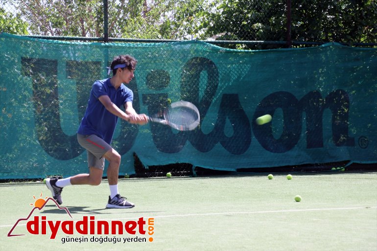 bayrağını tenisçiler genç müsabakalarda uluslararası dalgalandırmak Türk Ağrılı istiyor 4