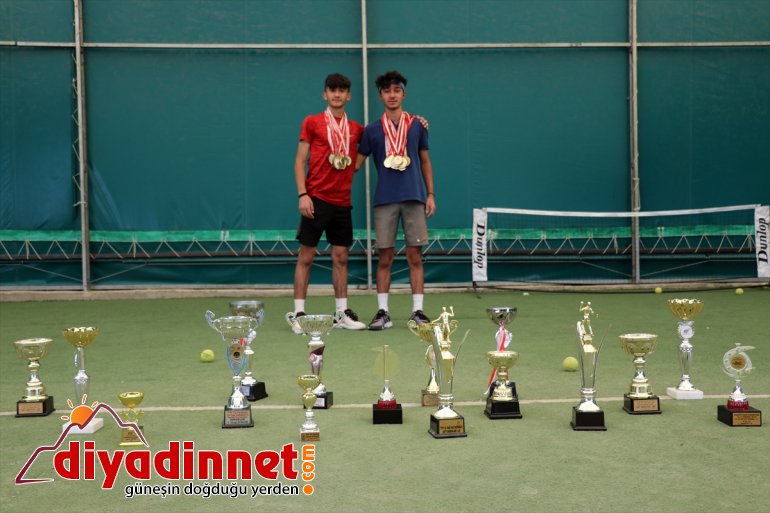 genç bayrağını müsabakalarda Ağrılı uluslararası istiyor tenisçiler dalgalandırmak Türk 8