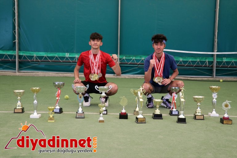 müsabakalarda Ağrılı tenisçiler bayrağını istiyor Türk genç dalgalandırmak uluslararası 10