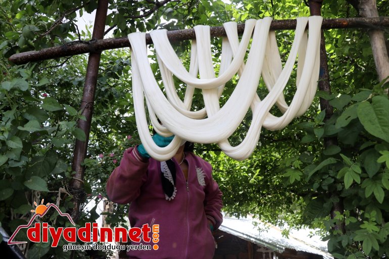 Ağrılı kadınlar kış kahvaltılarının vazgeçilmezi çeçil peynirinin üretimi için zorlu mesaide10