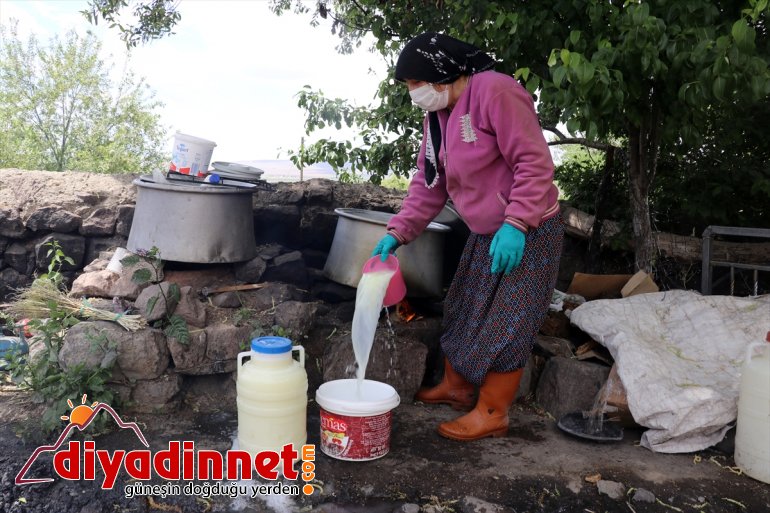 Ağrılı kadınlar kış kahvaltılarının vazgeçilmezi çeçil peynirinin üretimi için zorlu mesaide11