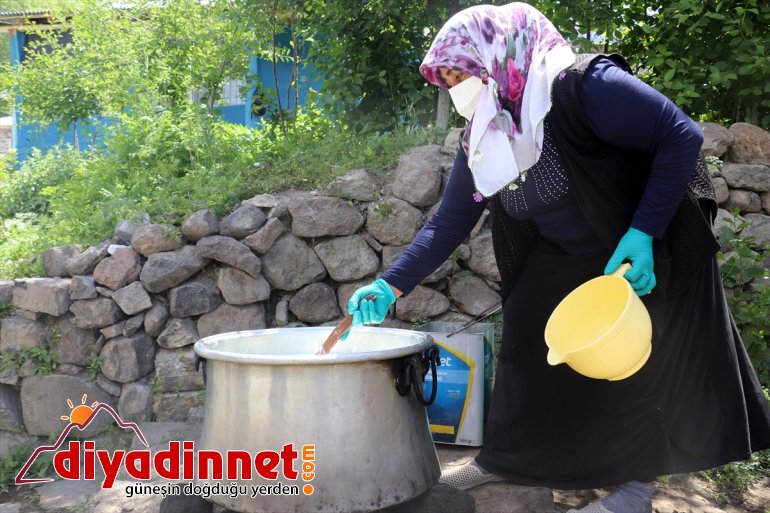 Ağrılı kadınlar kış kahvaltılarının vazgeçilmezi çeçil peynirinin üretimi için zorlu mesaide8