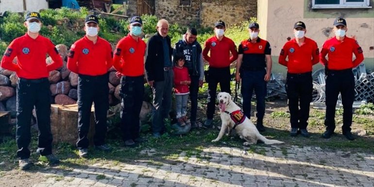 Ardahan'da hayvan otlatırken uyuyakalan çocuk jandarma ekiplerince 7 saatte bulundu