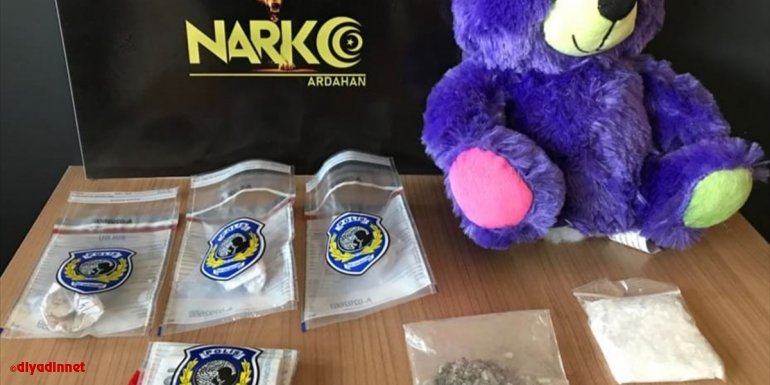 Ardahan'da polisten kaçmaya çalışırken bir miktar uyuşturucuyla yakalanan zanlı tutuklandı