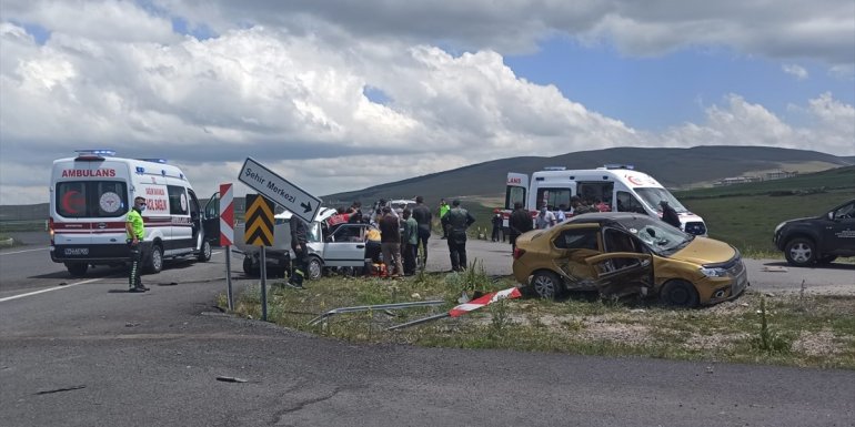 Ardahan'da taksi ile otomobil çarpıştı: 3 yaralı