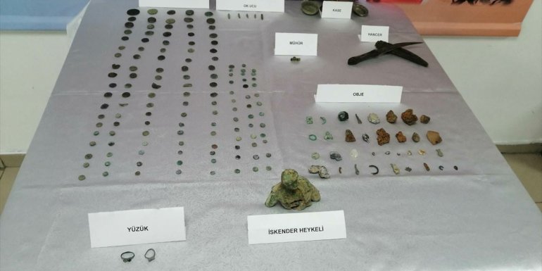 Ardahan'da yolcu otobüsünün bagajında 179 tarihi eser ele geçirildi