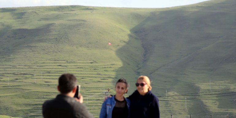 Ardahan'da her yıl bir dağın eteğine yansıyan "Atatürk silüeti" yoğun ilgi görüyor