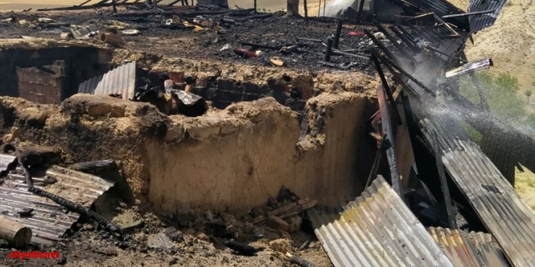 Baskil'in Konacık köyündeki bir ev, çıkan yangında kullanılamaz hale geldi