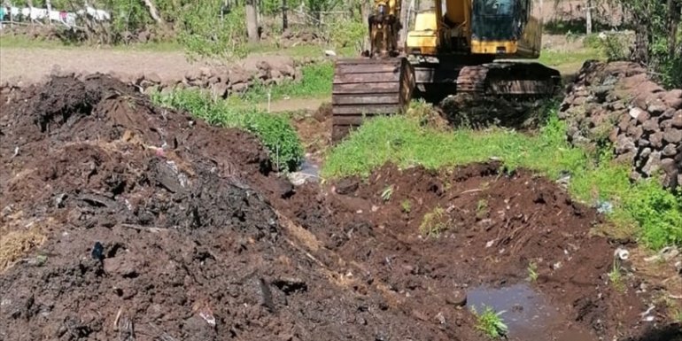Belediye Başkanı Mehmet Avunç, ekiplerle temizlik yaptı