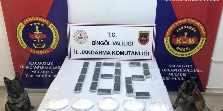 Bingöl'de 10 kilogram uyuşturucu ve 60 kaçak cep telefonu ele geçirildi