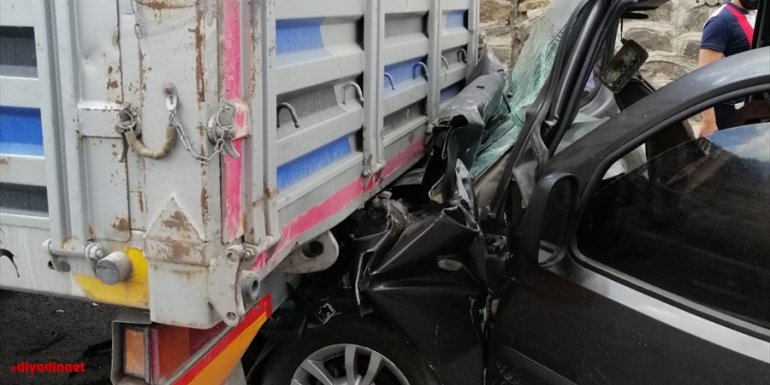 Bingöl'de hafif ticari araç tıra çarptı: 4 yaralı
