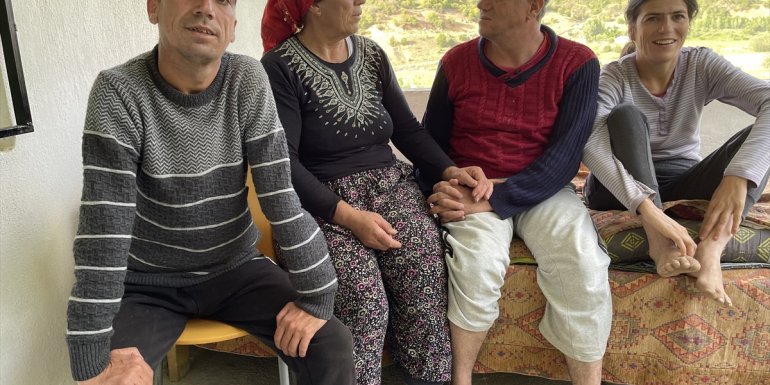 BİNGÖL - Ömrünü 3 engelli çocuğuna adayan Altın anne1