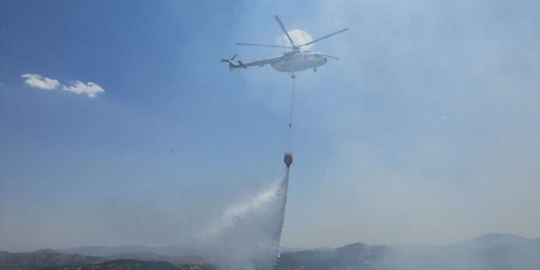 Bingöl'de ormanlık alanda çıkan yangına müdahale sürüyor