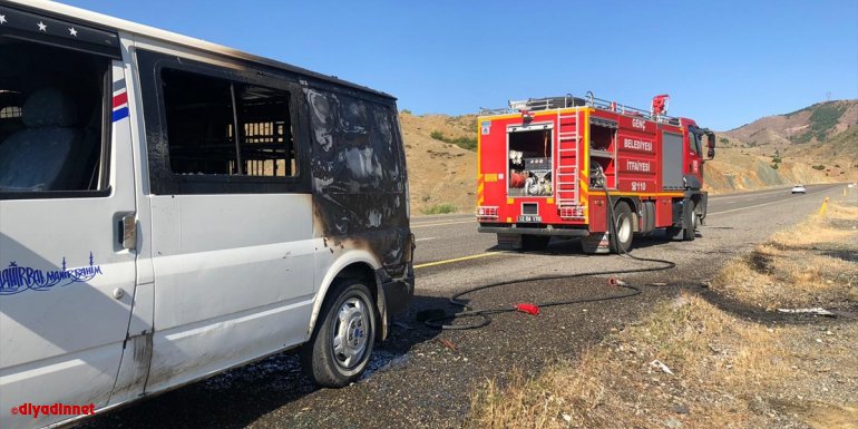 Bingöl'de seyir halindeki minibüs yandı