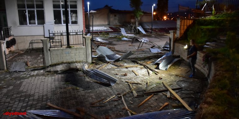 Bingöl'de şiddetli fırtına tekstil atölyelerinin çatısını uçurdu