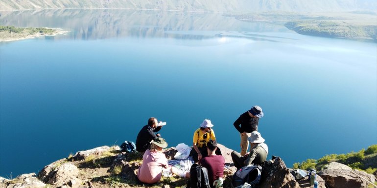 Nemrut Krater Gölü'nde çevre temizliğine dikkat çekmek için doğa yürüyüşü