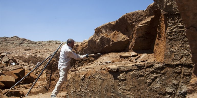 Bitlis'te taş işçilerinin sıcak havada zorlu mesaisi başladı