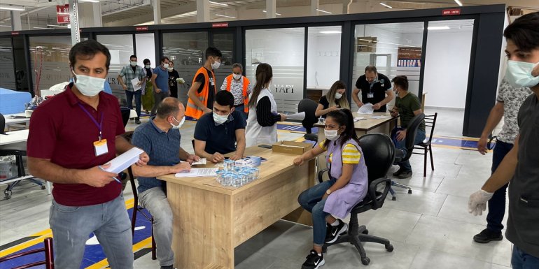 Bitlis'te tekstil atölyelerinde çalışanlara Kovid-19 aşısı yapıldı