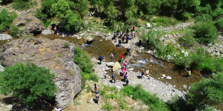 Doğasıyla cezbeden Bingöl'ün Pargasur Şelalesi misafirlerini ağırlıyor