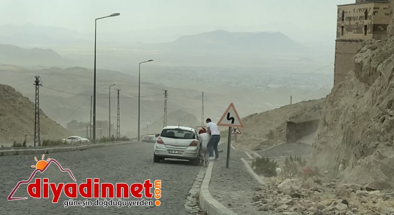 Doğubayazıt ta etkili olan fırtına zor anlar yaşattı2