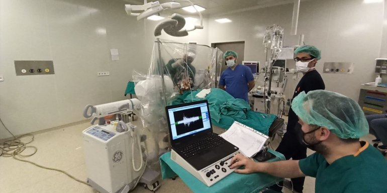 ELAZIĞ - 11 yaşındaki distoni hastası çocuğa, lokal anestezi ile beyin pili takıldı1