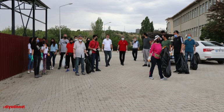 Elazığ'da akademisyen ve öğrenciler çevre temizliği yaptı