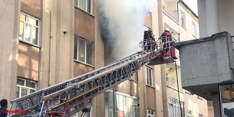 Elazığ'da apartman dairesinde çıkan yangın hasara yol açtı