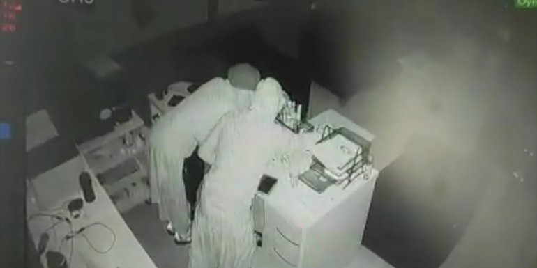 ELAZIĞ - İş yerinden kadın kılığında hırsızlık yapılması güvenlik kameralarına yansıdı1