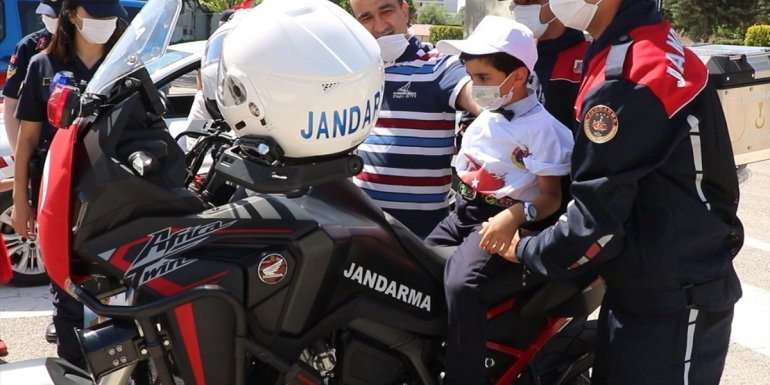 Elazığ'da minik öğrenciler jandarmayı ziyaret etti