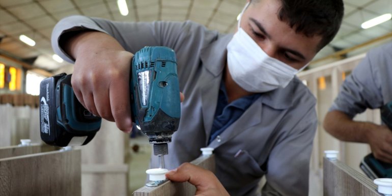 Öğrenciler depremde yeniden inşa edilen okullar için fabrika gibi üretim yapıyor