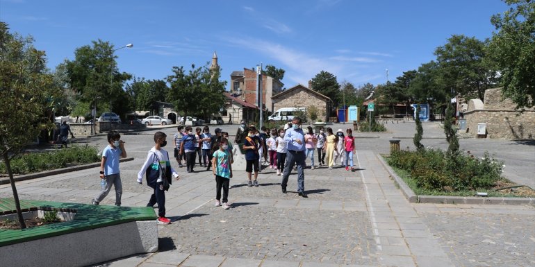Elazığ'da öğrenciler tarihi mekanlarda masalla buluşuyor