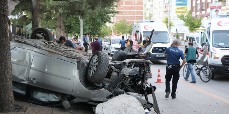 Elazığ'da otomobil park halindeki araca çarptı: 3 yaralı