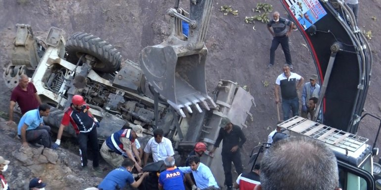 Elazığ'da şarampole devrilen iş makinesinin operatörü hayatını kaybetti