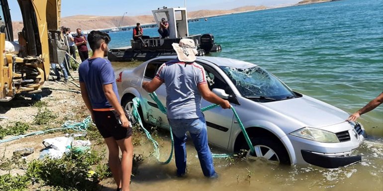 El frenini çekmeyi unuttukları otomobil Keban Baraj Gölüne düştü