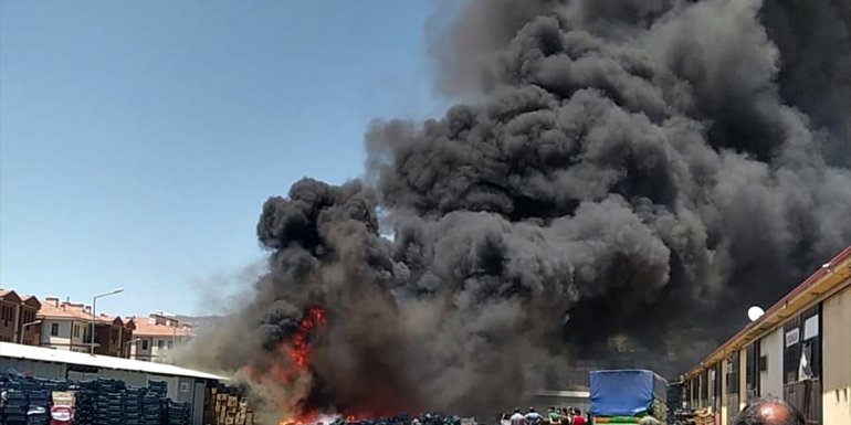 Elazığ'da toptancı halinde çıkan yangın hasara neden oldu